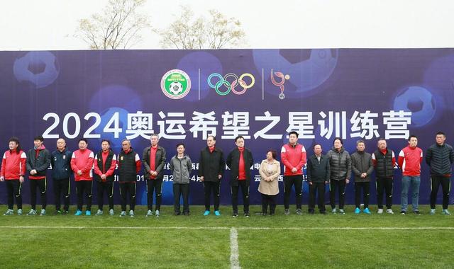 影片发布一组角色剧照，并同步曝光演员阵容，在杭州的湖光山色中，正上演这场关于“爱和美味”的温暖故事。