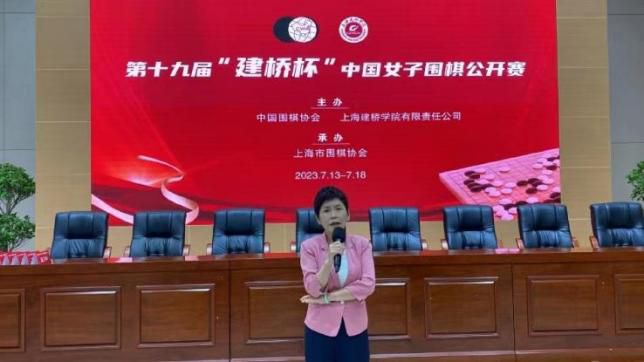 金发寡姐和迈尔斯·特勒饰夫妻 2025-06-10 当地时间6月9日，美国纽约，电影《纸老虎》（Paper Tiger）片场，主演斯嘉丽·约翰逊、迈尔斯·特勒现身。