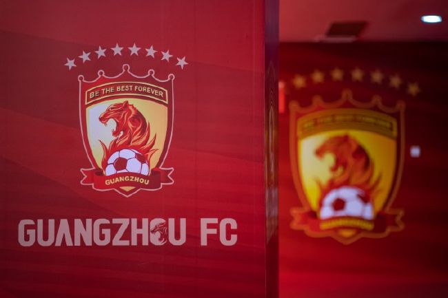 冲水马桶早在18世纪就已出现，可见电影中这些道具的设置并非虚构，而是严格遵循了历史真实。