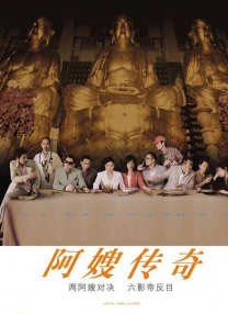 当日，金·卡戴珊上穿棉服下穿短裤，着深V豪放露半球街头狂吸睛，造型十分新潮大胆。